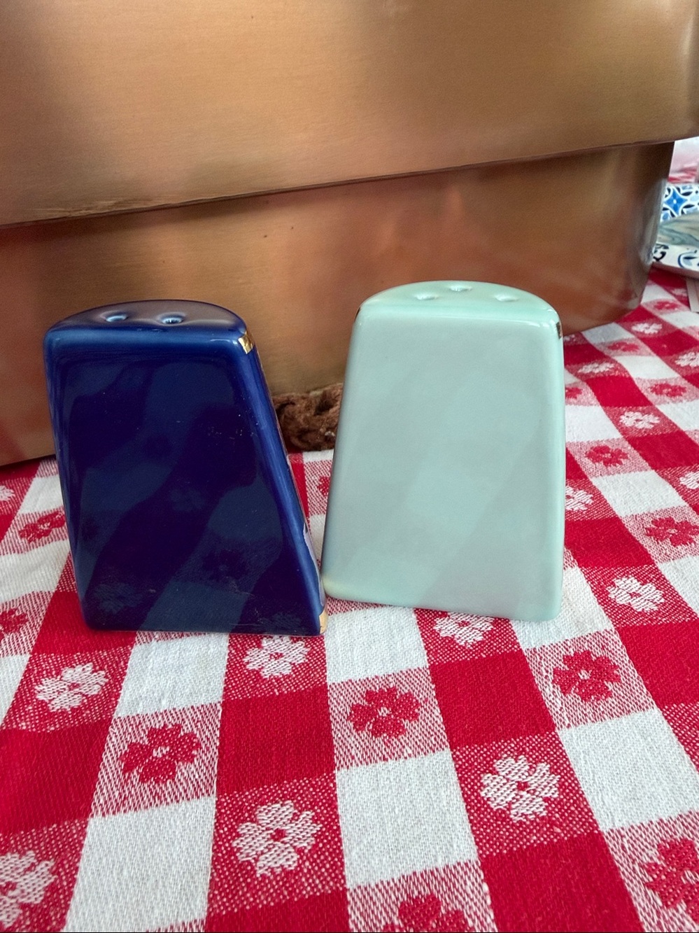 Disney’s 70 Alice in Wonderland Ceramic Salt & Pepper Shakers - Blue and Mint - Picture 3 of 12
